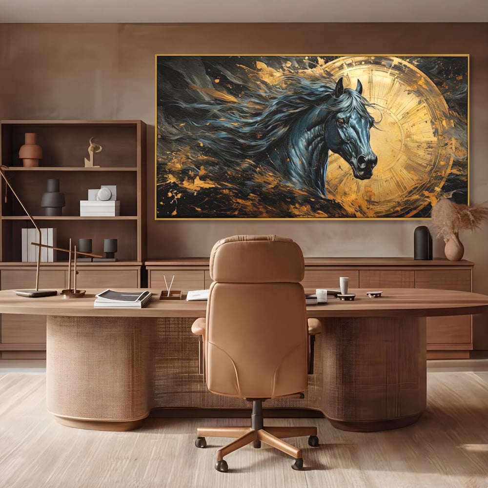 Tablou canvas cu tablou canvas cu un cal negru si coama in vant, in rama de aluminiu auriu, pe perete intr-un birou